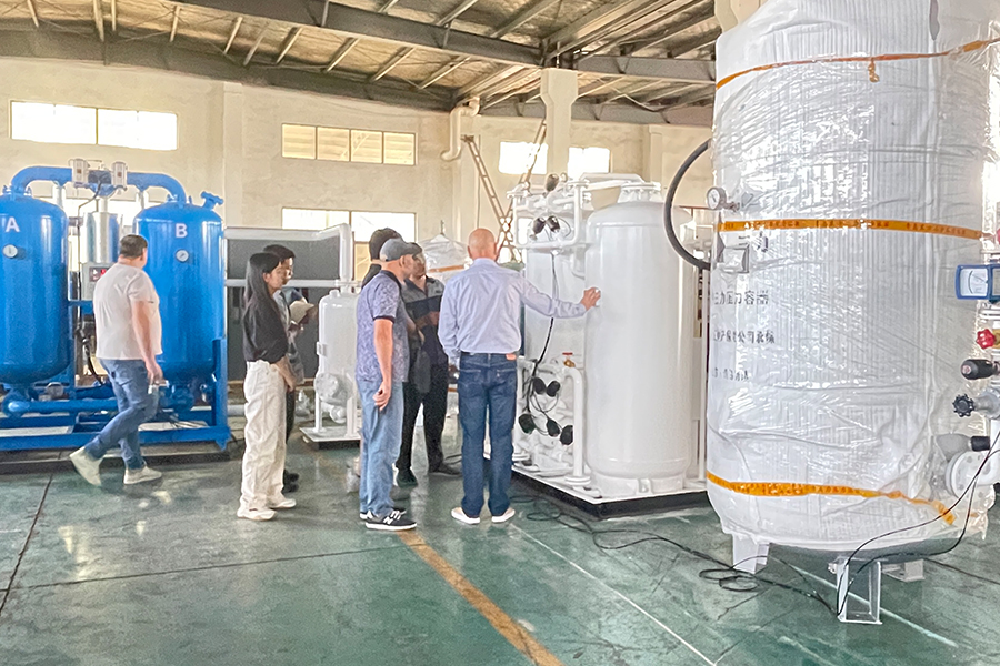 Los clientes rusos visitan nuestra fábrica para evaluar la excelente calidad del generador de nitrógeno