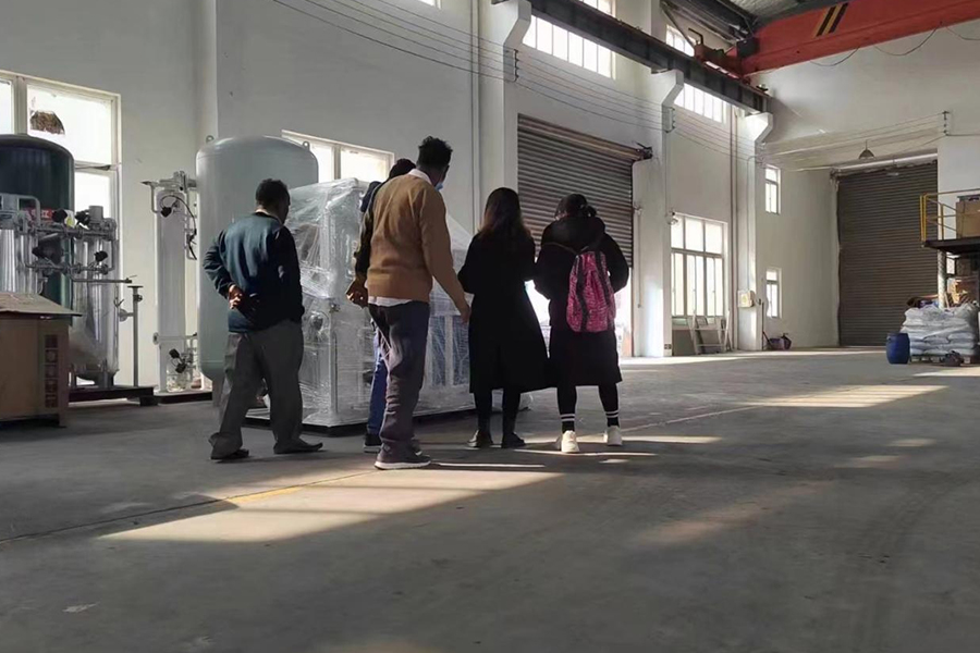 El cliente indio visita el contrato de fábrica y tintas de 