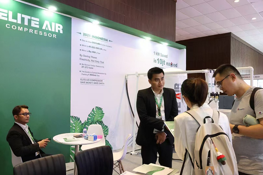 Jiangsu Luoming Foreign Trade Business Manager visitó la exposición de la fabricación de Indonesia
